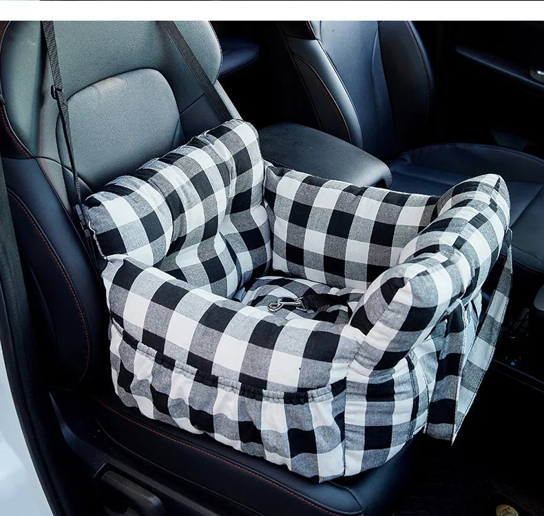Asiento de coche para perros con cinturón de seguridad.